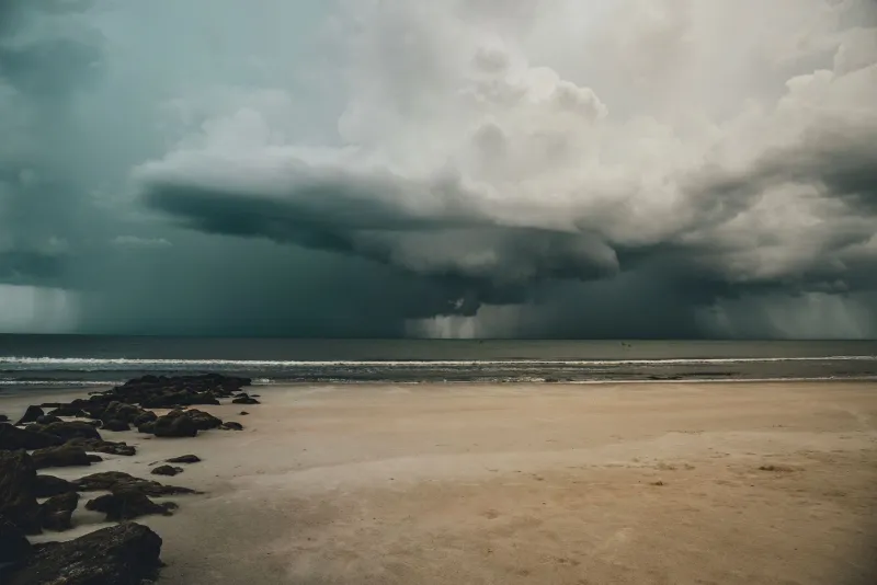 Storm Season Strategy: Why Aussie Casino Players Bet Differently When the Weather Turns